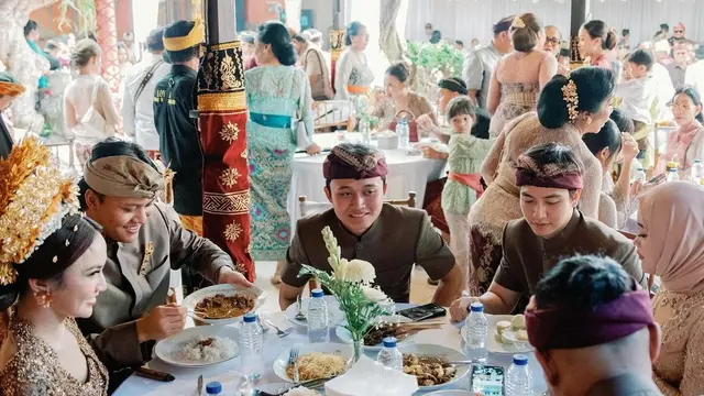 6 Gaya Jeffry Reksa Pacar Putri Delina Hadiri Acara Mepamit Rizky Febian-Mahalini, Kompak Pakai Seragam Keluarga Sule