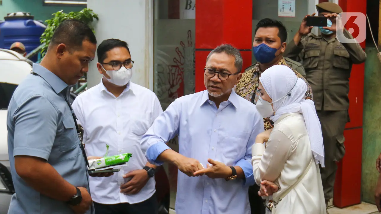 FOTO: Jelang Idul Adha, Menteri Perdagangan Zulkifli Hasan Pantau Harga Bahan Pokok di Pasar Cibubur