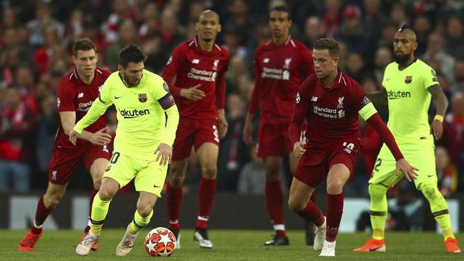 Striker Barcelona, Lionel Messi, berusaha melewati pemain Liverpool pada laga semifinal Liga Champions 2019 di Stadion Anfield, Selasa (7/5). Liverpool menang 4-0 atas Barcelona. (AP/Dave Thompson)