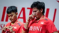 Pebulutangkis Indonesia, Daniel Marthin (kanan) mencium medali emasnya di samping Leo Carnando setelah berhasil menjurai Indonesia Masters 2024 setelah mengalahkan pasangan Denmark, Kim Asturp/Anders Skaarup Rasmussen di Istora Senayan, Jakarta, Minggu (28/01/2024). (Bola.com/Bagaskara Lazuardi)