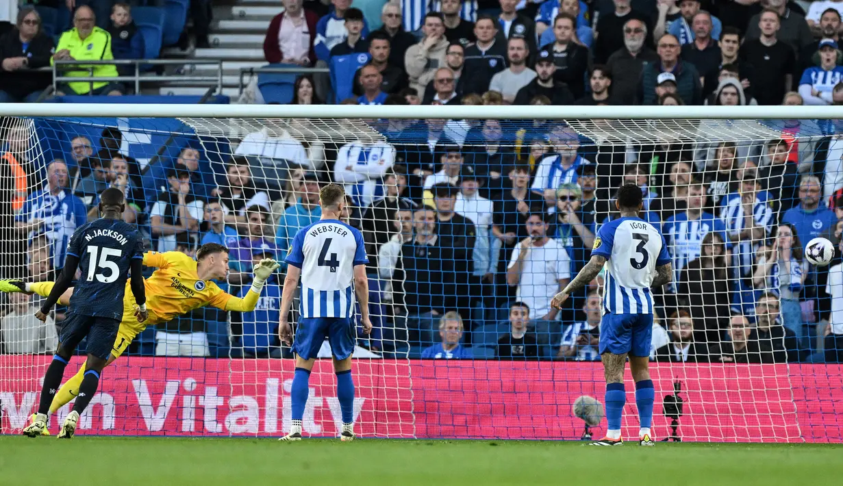 Kiper Brighton and Hove Albion, Bart Verbruggen kebobolan gol pertama saat menghadapi Chelsea lewat tendangan Cole Palmer pada laga tunda pekan ke-34 Liga Inggris 2023/2024 di American Express Community Stadium, Brighton, Rabu(15/5/2024). (AFP/Glyn Kirk)