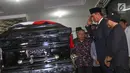 Kepala BNPB Doni Monardo dan Menlu Retno Marsudi memberikan penghormatan terakhir saat serah terima jenazah Kapus Data Informasi dan Humas BNPB Sutopo Purwo Nugroho di rumah duka Raffles Hils, Cimanggis, Depok, Minggu (7/7/2019). Sutopo tutup usia di Guangzhou, China. (Liputan6.com/Herman Zakharia)