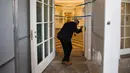 Agen Secret Service memeriksa Kantor Oval Gedung Putih di Washington yang sedang direnovasi, 11 Agustus 2017. Dana Rp 45 miliar digunakan untuk mengganti sistem pemanas dan penyejuk ruangan, karpet serta cat interior. (AP Photo/J. Scott Applewhite)