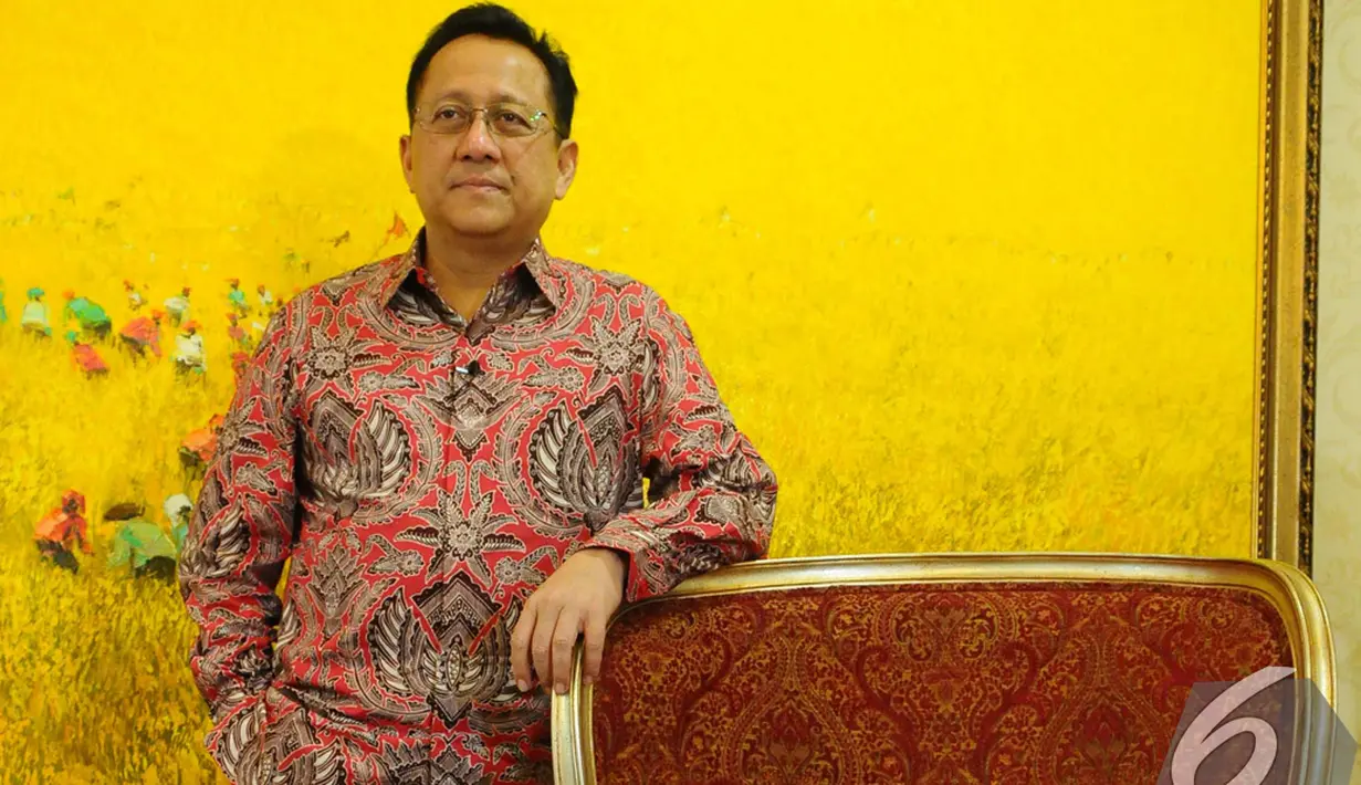 Liputan6.com mengabadikan gambar Ketua DPD RI Irman Gusman usai melakukan wawancara di kediaman pribadi, Jakarta, Rabu (3/12/2014).(Liputan6.com/Andrian M Tunay)