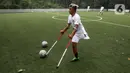 Pesepak bola Tim Garuda Indonesia Amputee Football (INAF) berlatih di Lapangan Bola Sport Club Serenia Mansion Jakarta, Selasa (12/7/2022). Timnas Garuda INAF kembali menggelar latihan dalam rangka persiapan mengikuti Piala Dunia 2022 di Turki pada Oktober mendatang. (Liputan6.com/Johan Tallo)