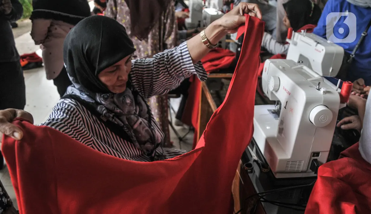 Warga mengikuti pelatihan tata busana di Ruang Publik Terpadu Ramah Anak (RPTRA) Borobudur, Menteng, Jakarta Pusat, Rabu (9/11/2022). Pelatihan kriya yang dikhusukan untuk kaum perempuan tersebut dalam rangka meningkatkan bakat sekaligus membuka peluang usaha bagi warga. (merdeka.com/Iqbal S Nugroho)