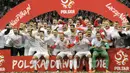 Para pemain Polandia merayakan keberhasilan lolos Piala Dunia 2018 setelah mengalahkan Montenegro di Stadion National, Warsawa, Minggu (8/10/2017). Polandia menang 4-2 atas  Montenegro. (AP/Alik Keplicz)