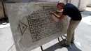 Seorang arkeolog meneliti lantai mosaik berusia 1.500 tahun di Museum Rockefeller, Yerusalem, Rabu (23/8). Penemuan langka tersebut merupakan sebuah peninggalan kuno sekaligus penemuan dokumen bersejarah sekaligus. (AHMAD GHARABLI/AFP)