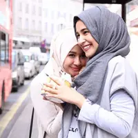 Shireen Sungkar dan Laudya Chintya Bella menikmati pagi hari yang cerah di London. (via instagram/@shireensungkar)