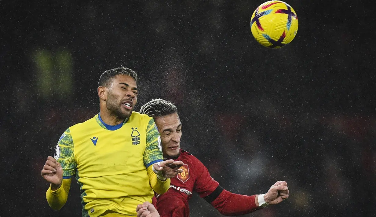 Renan Lodi. Bek kiri Brasil berusia 24 tahun milik Atletico Madrid ini dipinjamkan ke Nottingham Forest pada awal musim 2022/2023 dengan biaya 5 juta euro atau setara Rp82 miliar dengan durasi peminjaman selama satu tahun hingga akhir musim 2022/2023. Selama masa peminjaman bersama Nottingham Forest, hingga kini ia telah bermain dalam 13 laga di semua ajang dengan menyumbang 1 gol. (AFP/Oli Scarff)
