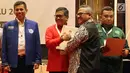 Sekjen PDIP Hasto Kristiyanto menerima berita acara hasil rekapitulasi dari Ketua KPU Arief Budiman saat Rekapitulasi Nasional Hasil Verifikasi Peserta Pemilu 2019, Jakarta (17/2). (Liputan6.com/JohanTallo)