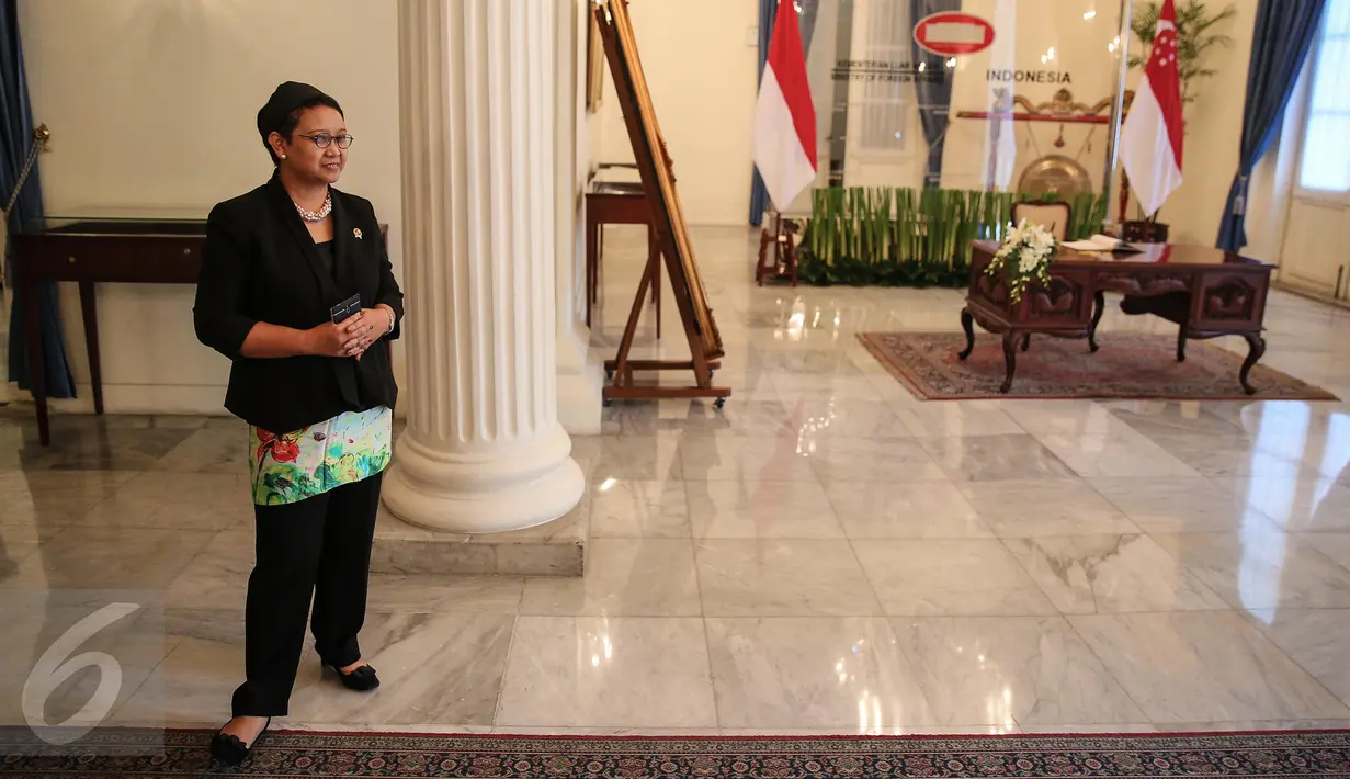 Menteri Luar Negeri Indonesia Retno LP Marsudi berpose usai melakukan pertemuan di Gedung Pancasila, Jakarta, (12/1). (Liputan6.com/Faizal Fanani)