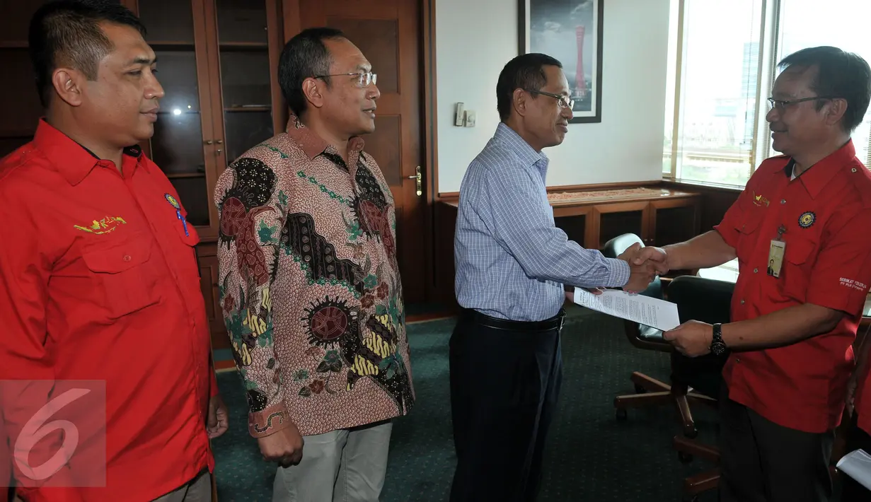 Perwakilan Serikat Pekerja PLN memberikan tuntutannya ke salah satu Direktur Human Capital Management PLN, Muhammad Ali (kedua kanan) Kantor PLN Pusat, Jakarta, Kamis (11/2). (Liputan6.com/Johan Tallo)