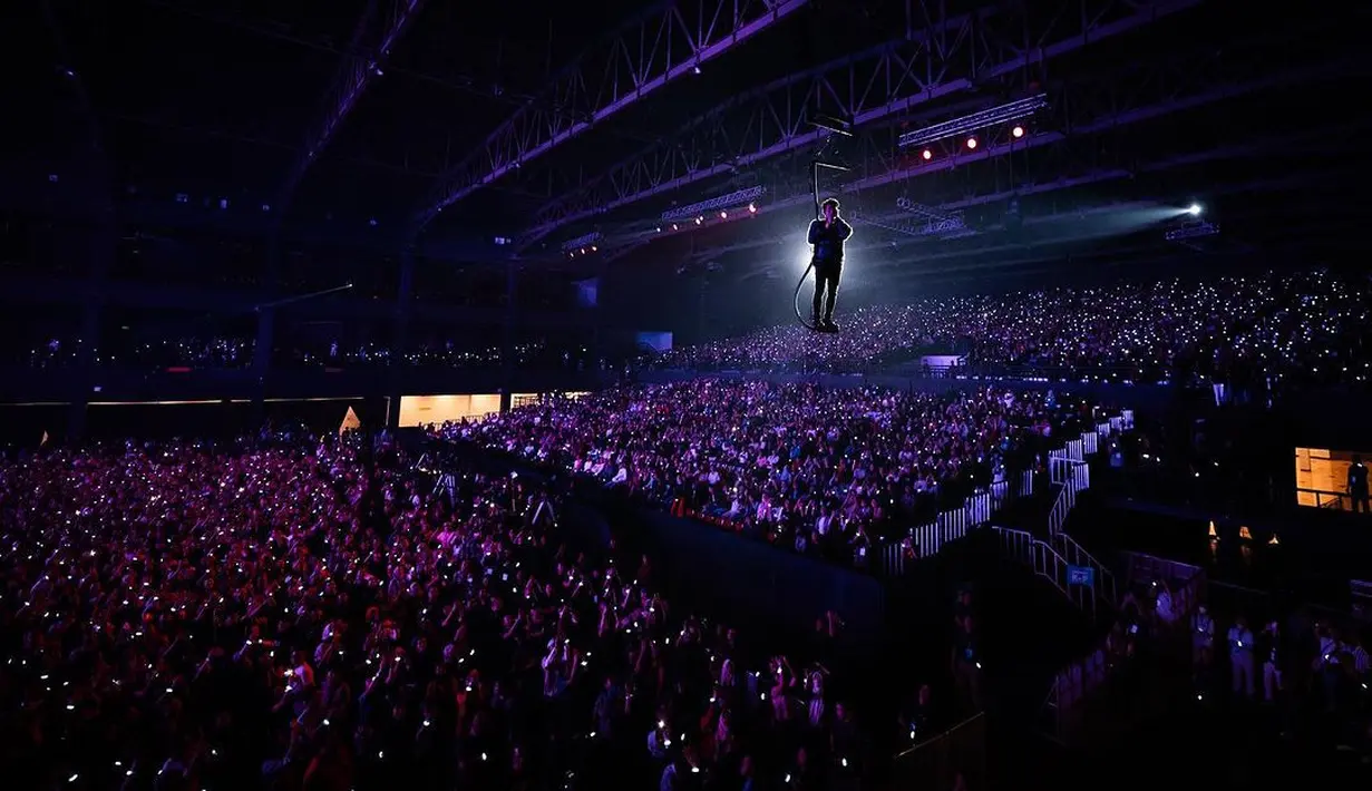 Sang vokalis juga minta maaf karena suaranya belum fit di konser itu. Namun karismanya tetap tak terbantahkan. [Instagram.com/arielnoah]