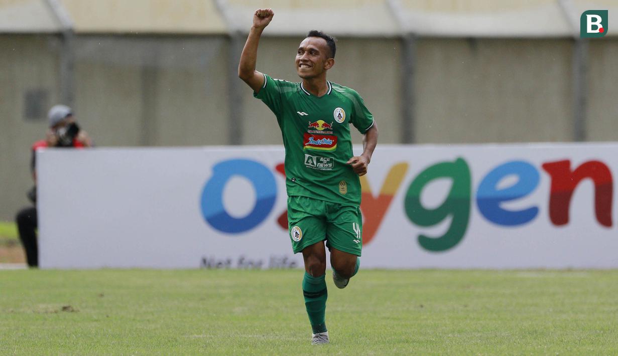 Striker PSS Sleman, Irfan Jaya melakukan selebrasi usai mencetak gol ke gawang Madura United dalam laga Grup C Piala Menpora 2021 di Stadion Si Jalak Harupat, Bandung, Selasa (23/3/2021). (Bola.com/M Iqbal Ichsan)