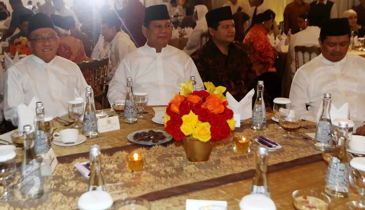 Ketum Partai Gerindra Prabowo Subianto (kedua kiri) dan Ketum Partai Golkar Aburizal Bakrie (kiri) mengikuti acara buka puasa bersama di rumah dinas Ketua DPR di Jalan Widya Chandra III Nomor 10, Jakarta, Selasa (23/6).  (Liputan6.com/Faizal Fanani)