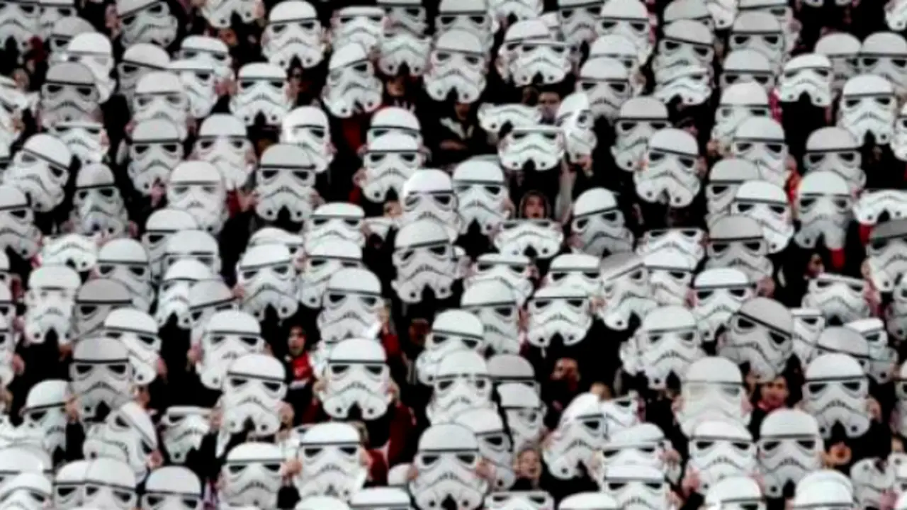 Ketika Pasukan Star Wars Menonton Sepak Bola *VIDEO