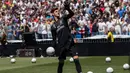 Kiper asal Belgia Thibaut Courtois selama presentasi dirinya menjadi pemain Real Madrid di stadion Santiago Bernabeu (9/8). Courtois resmi didapatkan Madrid dari Chelsea hingga musim 2023/24. (AP Photo/Andrea Comas)