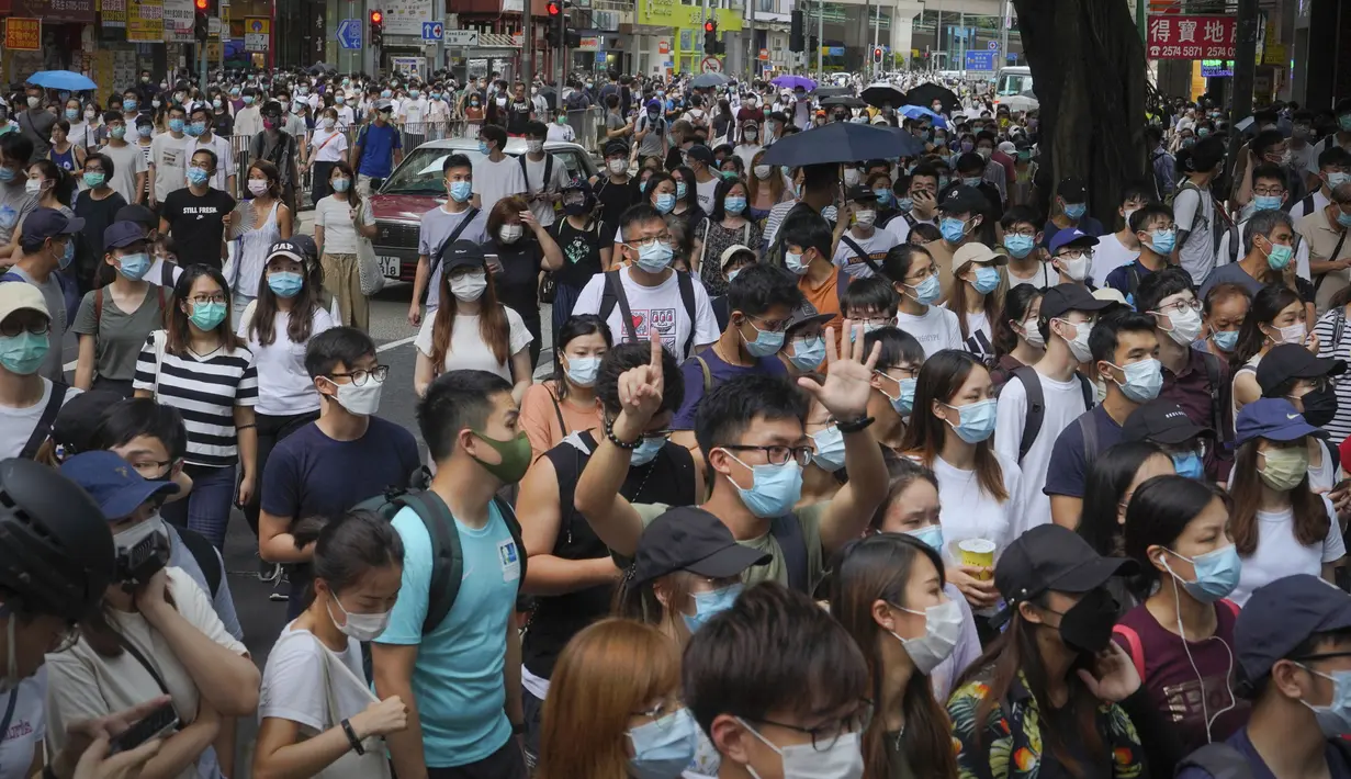 Para pengunjuk rasa yang menentang Undang-Undang Keamanan Nasional berbaris pada hari peringatan penyerahan Hong Kong ke China dari Inggris di Hong Kong, Rabu (1/7/2020). Unjuk rasa berlangsung sehari setelah pemberlakuan Undang-Undang Keamanan Nasional. (AP Photo/Vincent Yu)