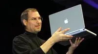 Steve Jobs memamerkan G4 Powerbook pada tahun 2001. Foto diambil pada Januari 2001 saat pameran MacWorld Expo di  San Francisco,California (AFP PHOTO/John G. MABANGLO)