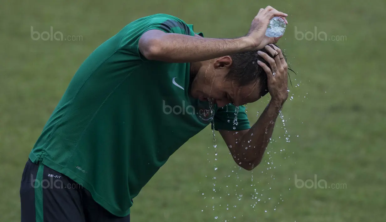 Bek Timnas Indonesia, Rezaldi Hehanusa, mengguyur kepalanya usai latihan di Stadion UKM, Selangor, Sabtu (19/8/2017). Latihan ini merupakan persiapan jelang laga SEA Games melawan Timor Leste. (Bola.com/Vitalis Yogi Trisna)