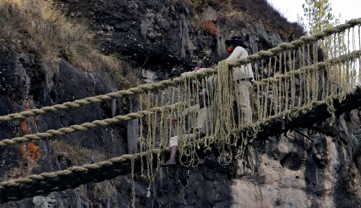 Masuk dalam daftar Warisan Budaya Takbenda UNESCO 10 tahun yang lalu, jembatan ini telah menjadi daya tarik wisata utama dan sumber pendapatan di wilayah Cusco, Peru, yang juga merupakan rumah bagi benteng suku Inca, Machu Picchu. (Christian SIERRA / AFP)