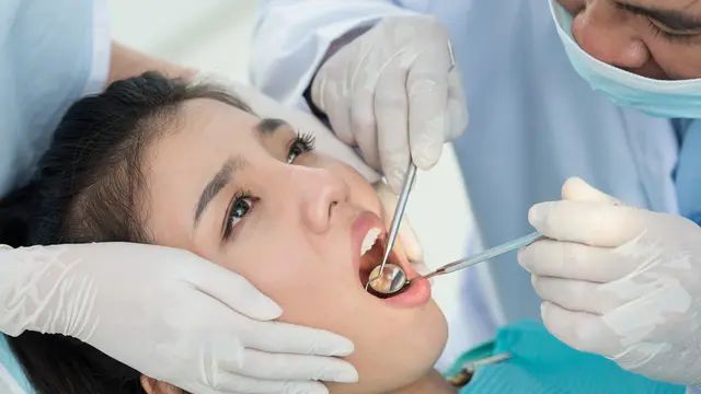 Mana Lebih Bahaya, Karies Gigi atau Gigi Berlubang? (Dragon Images/Shutterstock)