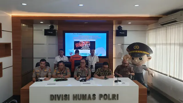 Karo Penmas Divisi Humas Polri Brigjen Dedi Prasetyo (tengah) saat menyampaikan keterangan pers. (Liputan6.com/Nanda Perdana Putra)