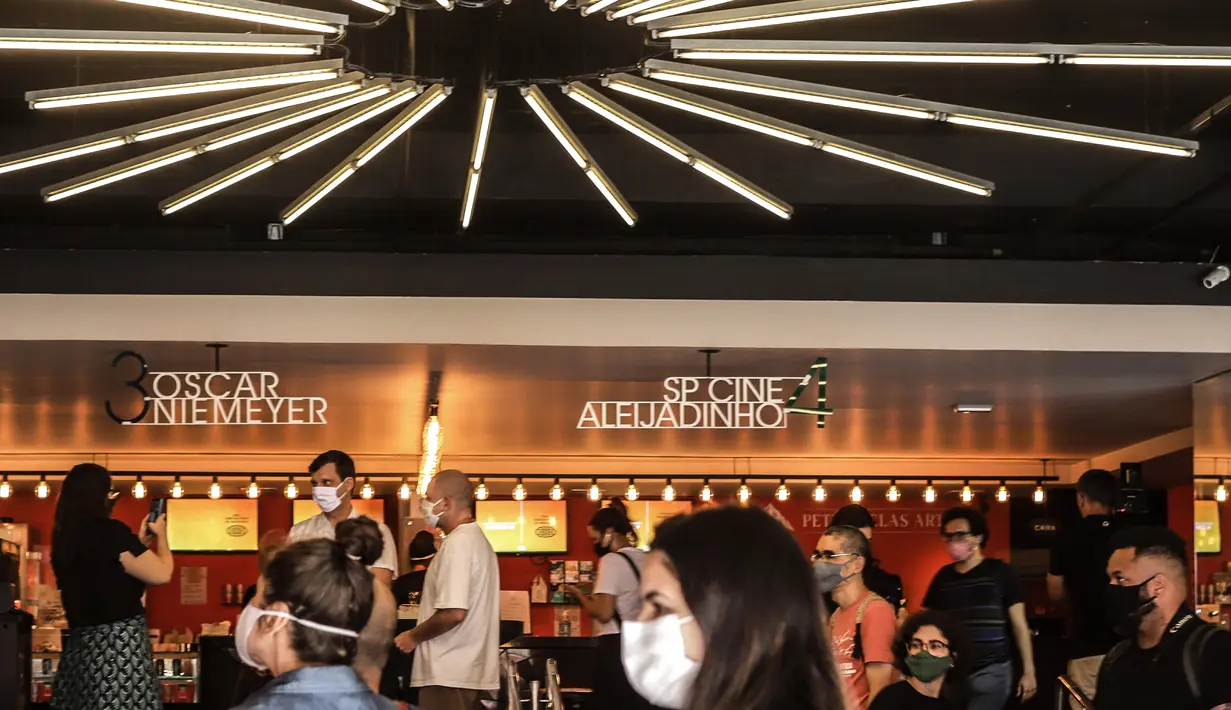 Sejumlah orang terlihat di bioskop "Belas Artes" yang dibuka kembali di Sao Paulo, Brasil (10/10/2020). Dibukanya Bioskop seiring menurunnya kasus coronavirus baru (COVID-19) serta tingkat okupansi di rumah sakit, demikian diumumkan otoritas setempat pada Jumat (9/10). (Xinhua/Rahel Patrasso)
