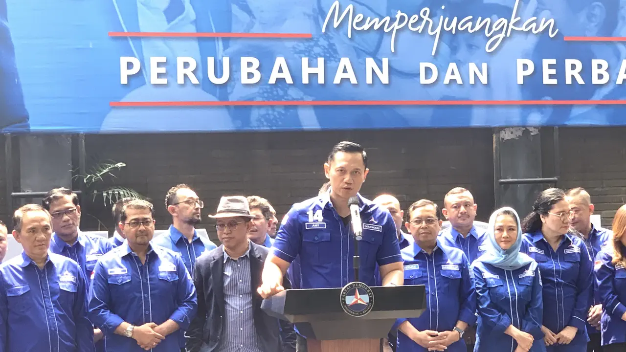 Ketua Umum Partai Demokrat Agus Harimurti Yudhoyono (AHY) memberi keterangan soal putusan MA menolak PK Moeldoko terkait kepengurusan Demokrat,