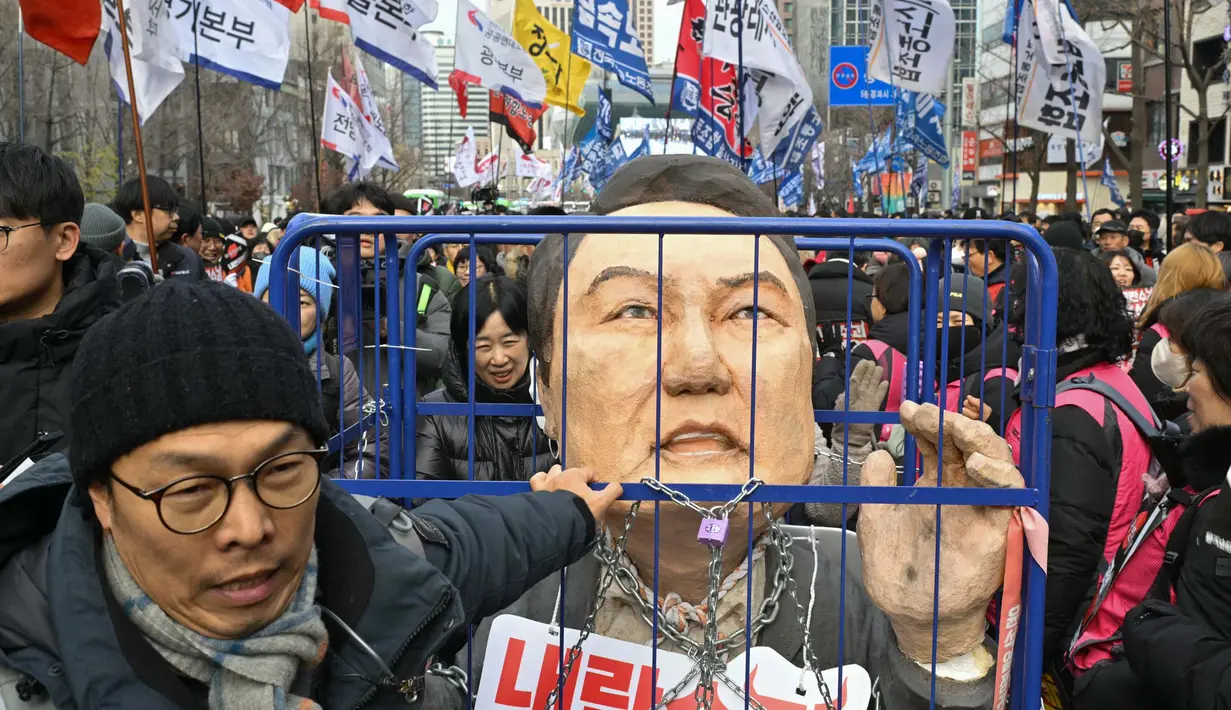 Hari ini, Kamis 12 Desember 2024, Presiden Korea Selatan Yoon Suk Yeol dalam pidatonya yang disiarkan di media televisi menyebut keputusannya menerapkan darurat militer beberapa waktu lalu dilakukan demi melindungi demokrasi negara tersebut. (ANTHONY WALLACE/AFP)