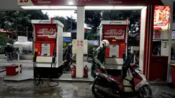 Seorang pengendara motor mengisi bahan bakar minyak di salah satu SPBU di Jakarta, Rabu (24/12). BPH Migas menyatakan kuota BBM bersubsidi tinggal 1,7% atau 782.000 kiloliter dari total yang dianggarkan dalam APBN-P 2014. (Liputan6.com/Miftahul Hayat)