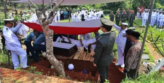 Setelah jenazah diserahkan oleh keluarga, almarhum Amoroso Katamsi langsung di salatkan dan dimakamkan secara militer. Suasana haru warnai pemakaman aktor 79 tahun itu. (Nurwahyunan/Bintang.com)