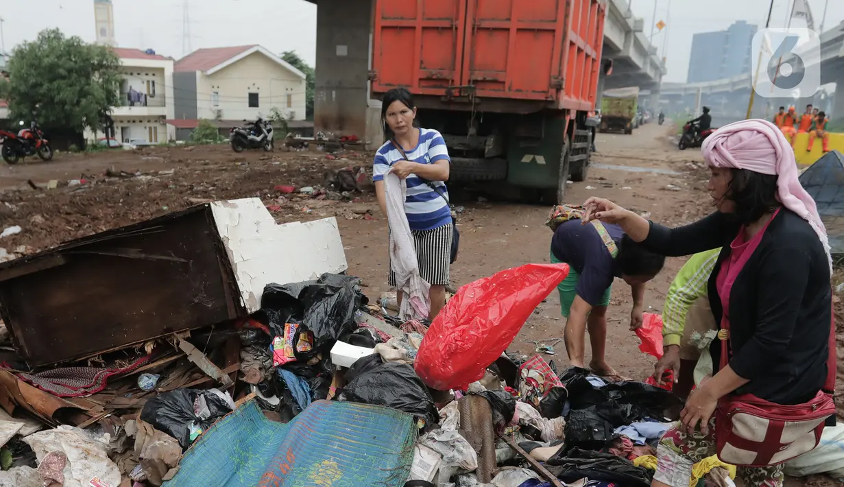 Warga memilah sampah sisa banjir yang menumpuk di kawasan Cipinang Melayu, Jakarta, Rabu (8/1/2020). Banjir yang melanda Jakarta dan sekitarnya sejak 1 Januari 2020 lalu menyisakan tumpukan sampah di sejumlah titik. (Liputan6.com/Herman Zakharia)
