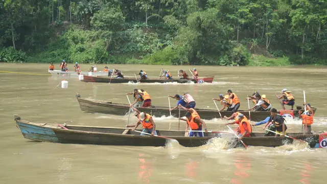 Balap perahu pasir di Festival Serayu 2017. (Foto: Liputan6.com/Muhamad Ridlo)