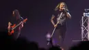 Bersama John Petrucci, John Myung, Jordan Rudess, dan James LaBrie, Dream Theater tampil solid sejak awal konser yang dibuka tepat pukul 20.00 WIB usai Indonesia Raya dikumandangkan. Tampak dalam foto, vokalis band Dream Theater James LaBrie (kanan), bersama bassist John Myung saat tampil pada Konser "An Evening With Dream Theater - 40th Anniversary Tour" di Beach City International Stadium, Jakarta, Sabtu 7 Februari 2026. (Kapanlagi.com/Budy Santoso)