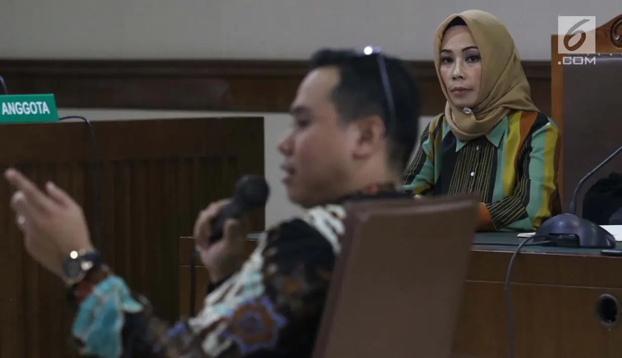 Terdakwa dugaan suap terhadap mantan anggota DPR dari Fraksi Golkar Bowo Sidik Pangarso, Asty Winasti menyimak keterangan saksi ahli saat sidang lanjutan di Pengadilan Tipikor, Jakarta, Rabu (31/7/2019). Sidang mendengar keterangan saksi ahli dan terdakwa. (Liputan6.com/Helmi Fithriansyah)