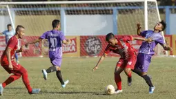 Pemain UPI berebut bola dengan pemain Unigal pada laga final Torabika Campus Cup 2017 di Gor Jati Padjajaran, Jatinangor, Kamis (28/9/2017). UPI menang adu penalti atas Unigal. (Bola.com/M Iqbal Ichsan)