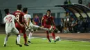 Pemain Timnas Indonesia U-23, Muhammad Haykal Alhafiz (kanan), berusaha memberikan bola kepada Arkhan Fikri (dua kiri), dalam pertandingan final Piala AFF U-23 2023 melawan Timnas Vietnam yang berlangsung di Rayong Province Stadium, Thailand, Sabtu (26/8/2023) malam WIB. (Dok. PSSI)