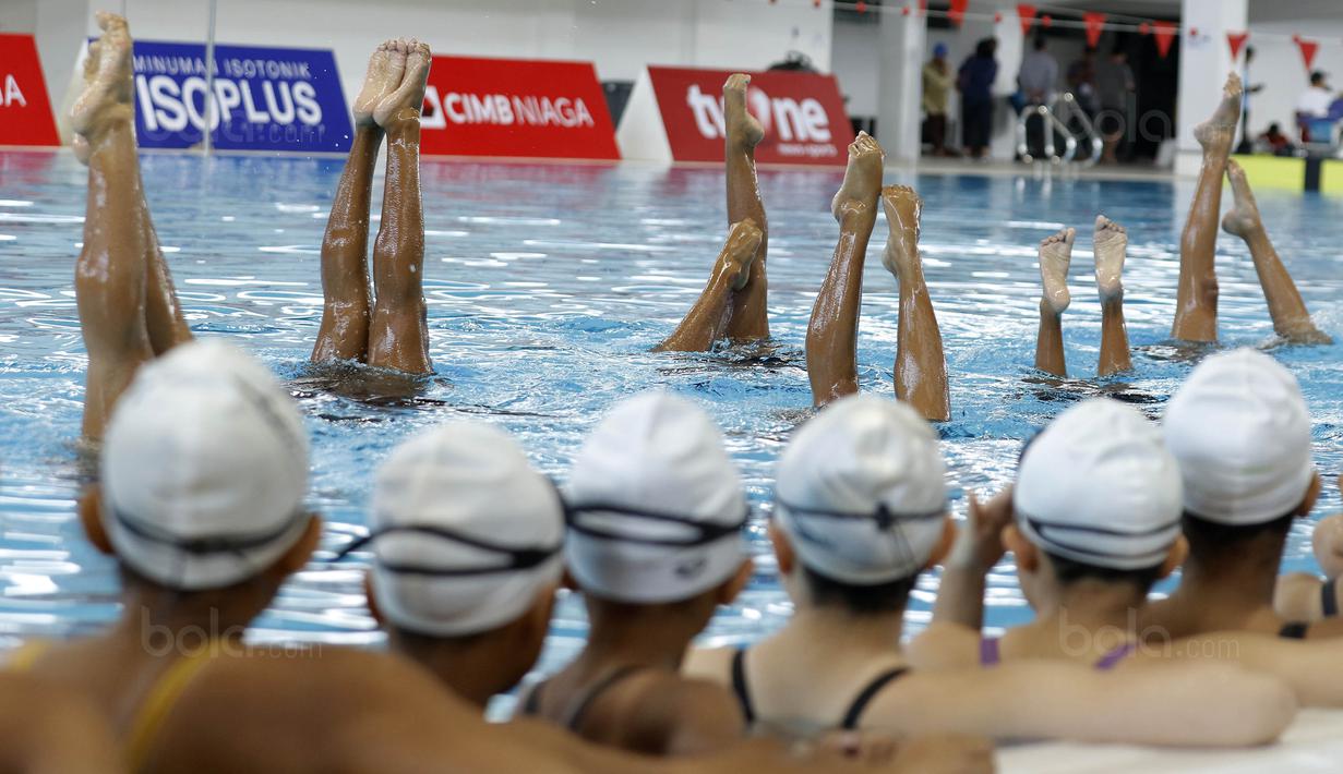 Atlet renang indah beraksi di kejuaraan Indonesia Open Aquatic Championship di Stadion Akuatik SUGBK,  Jakarta, Jumat (8/12/2017). Kejuaraan  tersebut sekaligus merupakan tes event cabang akuatik Asian Games 2018. (Bola.com/M Iqbal Ichsan)