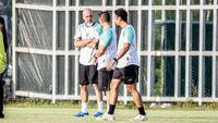 Pelatih Persebaya Surabaya, Eduardo Perez (kiri), memimpin sesi latihan perdana timnya di Lapangan ABC Kompleks Gelora Bung Tomo, Surabaya, Senin (23/6/2025 malam WIB. (Bola.com/Aditya Wany)