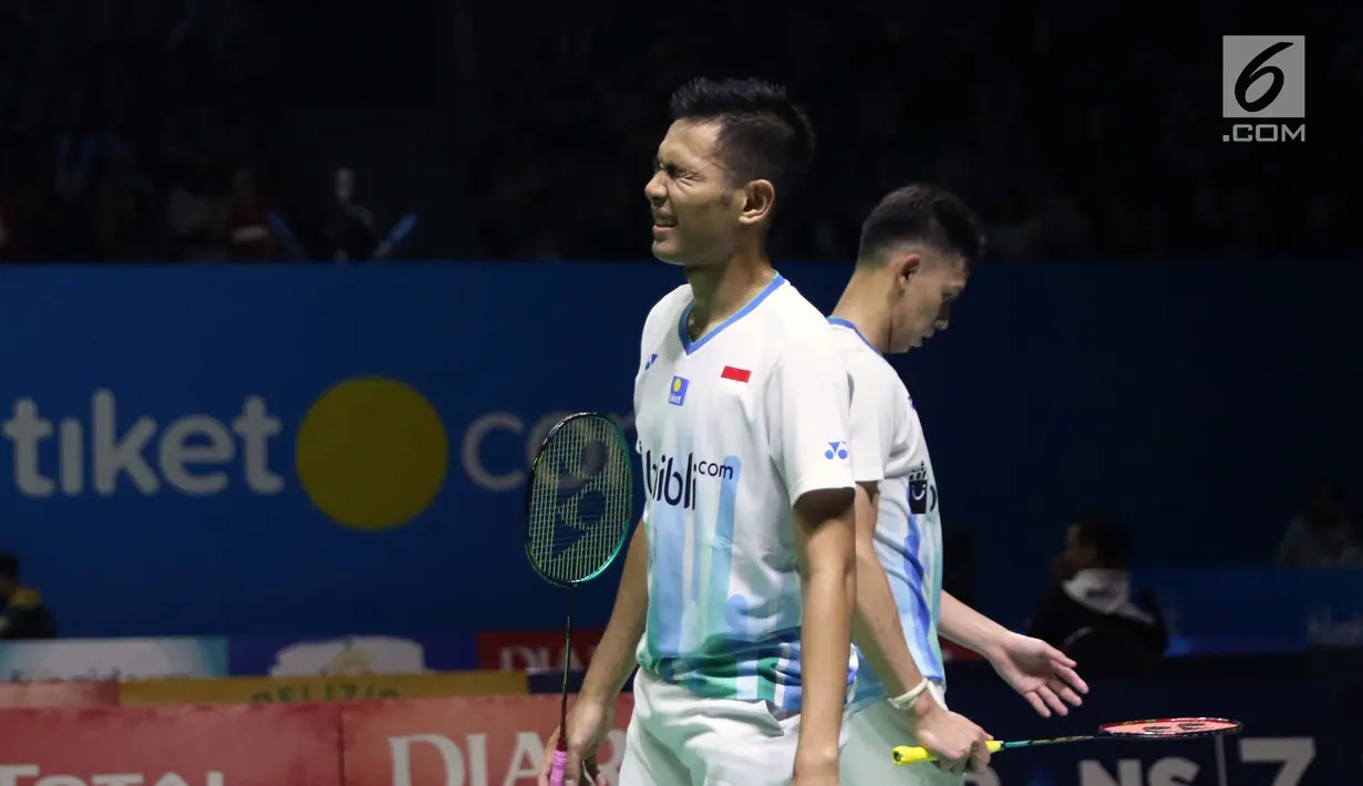 Pebulu tangkis ganda putra Indonesia, Fajar Alfian/M Rian Ardianto saat melawan Takuro Hoki/Yugo Kobayashi (Jepang) di Perempat Final Indonesia Open 2019 di Istora Senayan, Jakarta, Jumat (19/7/2019). Fajar/Rian kalah 19-21, 12-21. (Liputan6.com/Helmi Fitrhiansyah)