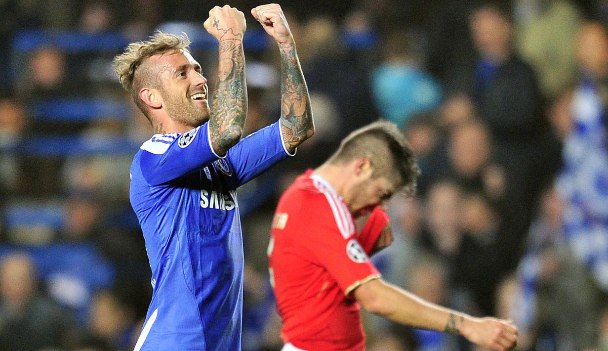Selebrasi gelandang Chelsea, Raul Meireles setelah mencetak gol ke gawang Benfica pada laga leg kedua perempatfinal Liga Champions 2011/2012 di Stamford Bridge, London (4/4/2012). Raul Meireles yang telah pensiun pada Juli 2016, didatangkan Chelsea pada awal musim 2011/2012 dari Liverpool. Meski tampil oke dengan mencetak 6 gol dan 6 assist dari 48 laga, ia dilepas ke Fenerbahce pada awal musim 2012/2013 dan bertahan hingga pensiun. (AFP/Glyn Kirk)