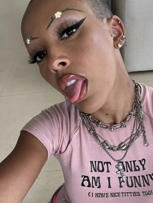 <p>Bunga daisy ditambah garis hijau yang menyerupai tangkai pun menghiasi alis matanya. Ditambah denhan eyeshadow shimmer dan eyeline wings hitamnya.@dojacat</p>