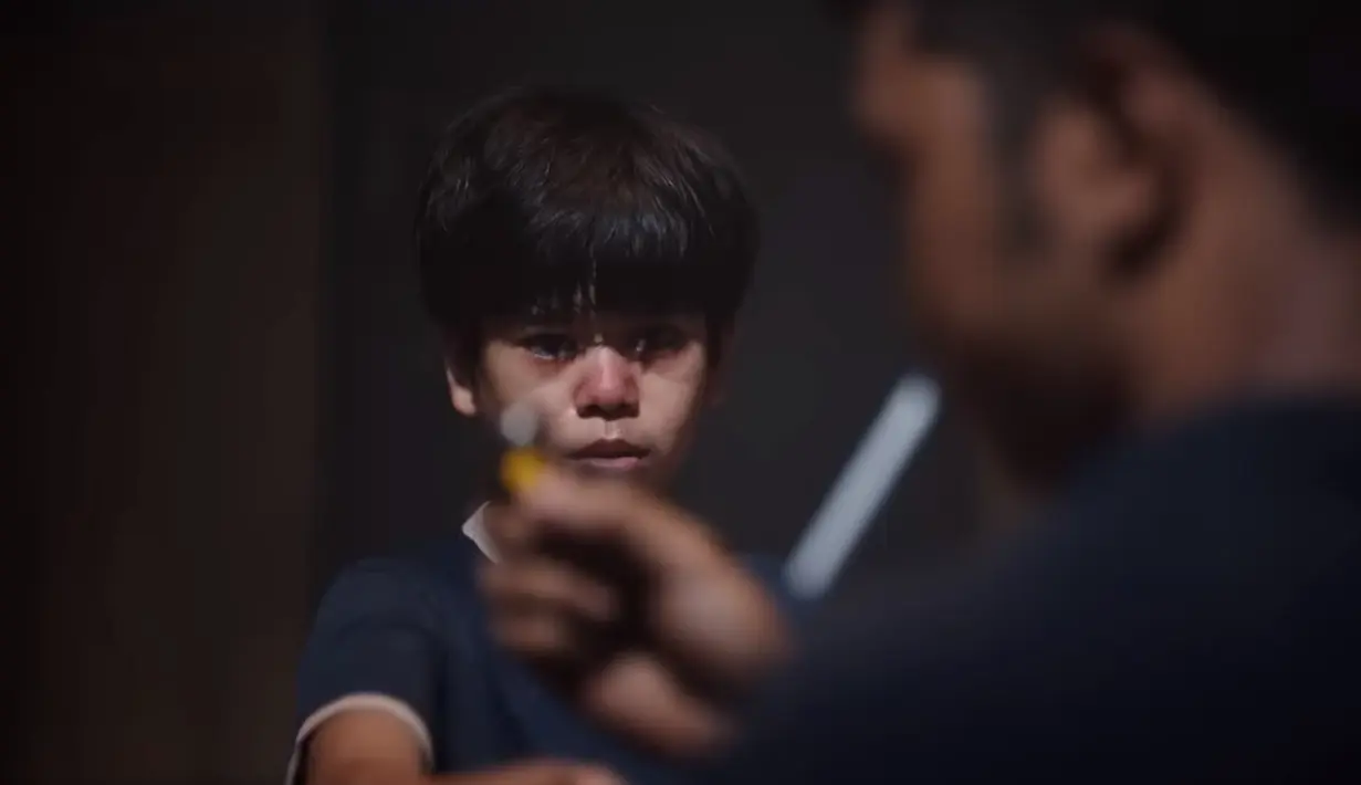 Di trailer terbaru terlihat sebuah panti asuhan yang damai namun berbeda dengan keadaan sebenarnya.  [Foto: Youtube/Netflix]