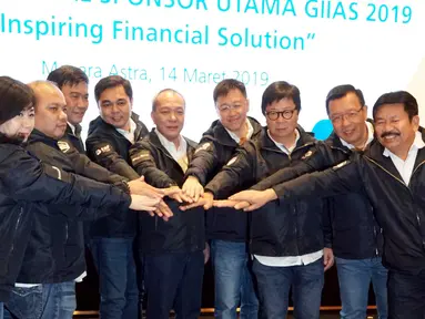 Jajaran Direksi dan Leader Astra Financial foto bersama acara pernyataan komitmen di Jakarta, Kamis (14/3). Didukung enam Lembaga Jasa Keuangan (LJK) Astra Financial kembali menjadi sponsor utama GIIAS 2019. (Liputan6.com/HO/Eko)
