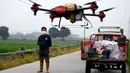 Teknisi pertanian mengoperasikan sebuah drone pertanian di sebuah lahan pertanian di Guyi, Provinsi Sichuan, China, 24 Februari 2020. Berbagai peralatan pintar telah mulai digunakan di lahan pertanian di tengah upaya pencegahan dan pengendalian wabah virus corona COVID-19 di Sichuan (Xinhua/Wang Xi)