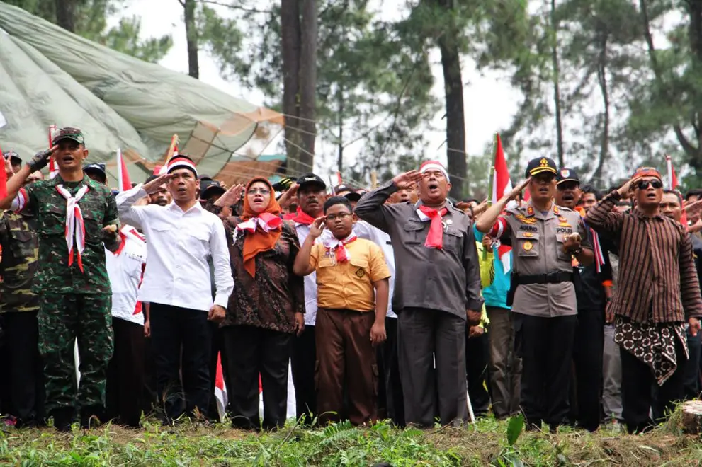 Ribuan warga menyaksikan pengibaran bendera Merah Putih raksasa di puncak Bukit Kambanglangit, Batang, Jawa Tengah. (Liputan6.com/Fajar Eko Nugroho)