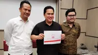 Erick Thohir (tengah) menunjukkan proposal yang dibuatnya sebagai calon investor Persis Solo. (Bola.com/Vincentius Atmaja)