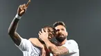 Penyerang AC Milan, Rafael Leao (kiri) melakukan selebrasi bersama Olivier Giroud setelah mencetak gol saat pertandingan sepak bola Serie A Italia melawan Fiorentina di Stadion Artemio Franchi, di Florence pada tanggal 30 Maret 2024. (Alberto PIZZOLI/AFP)